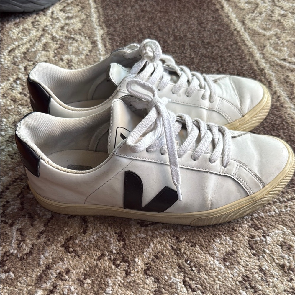 Veja White Sneakers Minimalist Design Retro-Inspired
